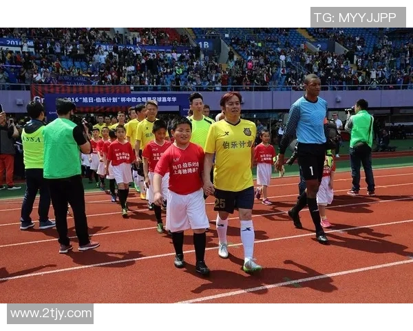 踢足球的明星们在舞台上尽情跳舞的卡通形象展现活力与激情