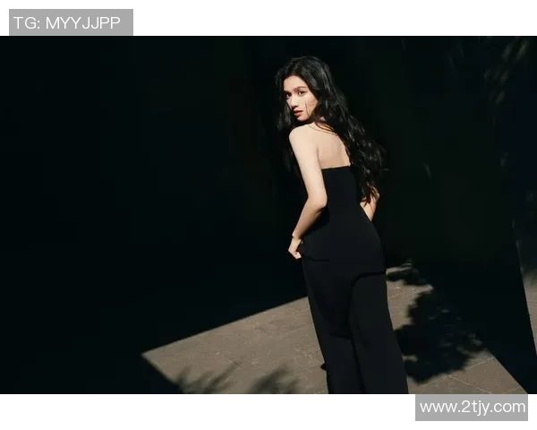 张婧仪足球明星风格服装展示引领时尚潮流的魅力搭配解析