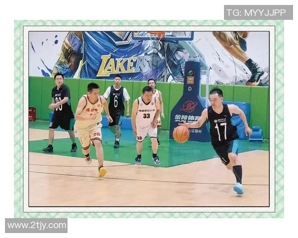 篮球明星挥洒汗水与激情，手握篮球展现无与伦比的运动魅力与团队精神